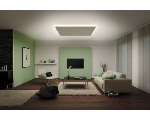 Salon avec plafonnier, canapé et fauteuil