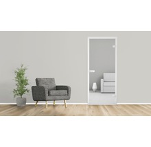 Salon moderne avec porte en verre, fauteuil et plante en pot.