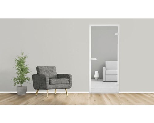 Salon moderne avec porte en verre, fauteuil et plante en pot.