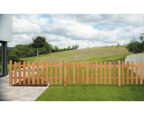 Clôture en bois dans le jardin