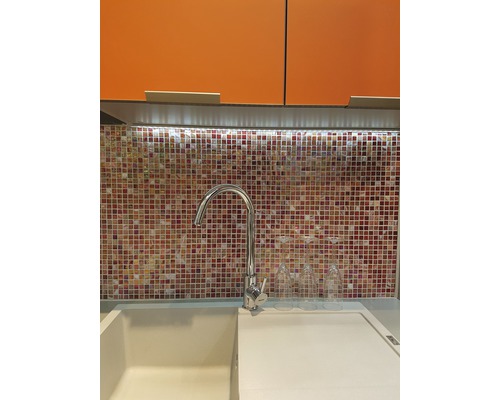 Évier de cuisine avec robinet devant des carreaux de mosaïque et des éléments hauts