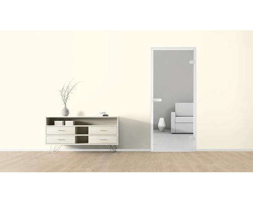 Salon avec commode, décoration et porte