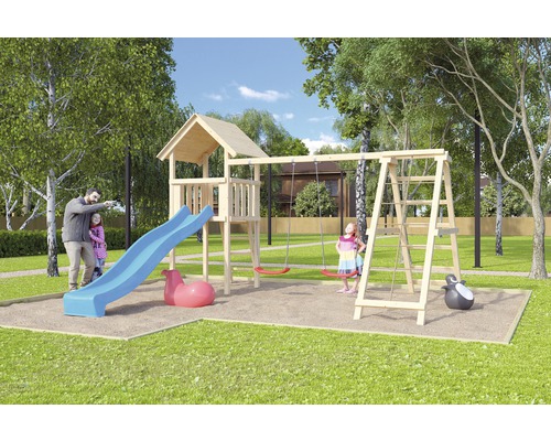 Spielplatz mit Kletterturm, Rutsche, Schaukel und Klettergerüst im Garten