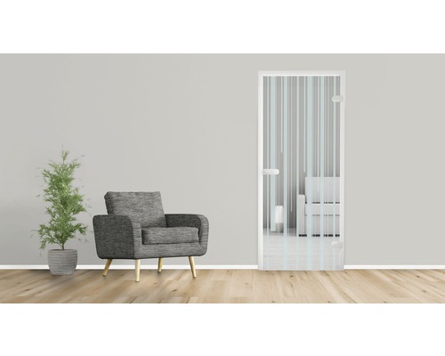 Interieuransicht mit Sessel, Zimmerpflanze und Glastür