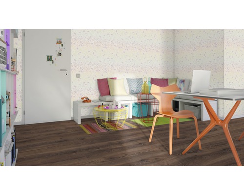 Wohnzimmer mit Laminatboden, Schreibtisch und Sitzgelegenheit