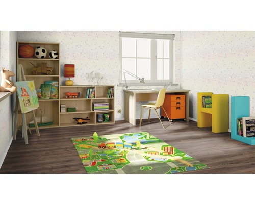 Kinderzimmer mit Schreibtisch, Regalen und einem Spielteppich mit Straßenmuster