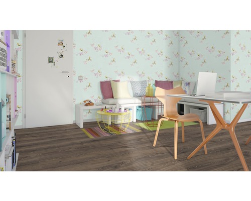 Wohnzimmer mit Schreibtisch, Stuhl, Bank, floraler Tapete und braunem Laminatboden