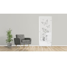 Intérieur avec porte en verre à motifs de papillons, fauteuil et plante