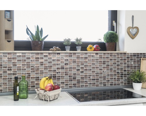 Küchenrückwand mit Mosaikfliesen und Dekorationselementen