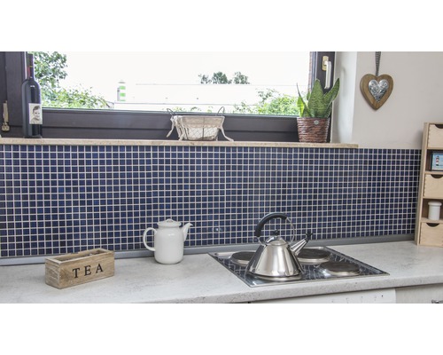 Scène de cuisine avec mosaïque, théière et bouilloire