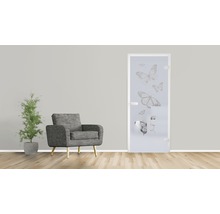 Raumszene mit Glastür mit Schmetterlingsdesign, Sessel und Topfpflanze