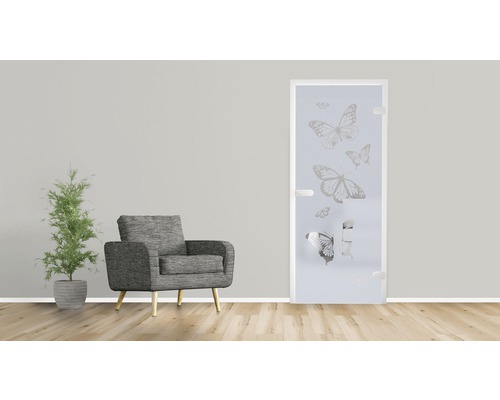 Raumszene mit Glastür mit Schmetterlingsdesign, Sessel und Topfpflanze