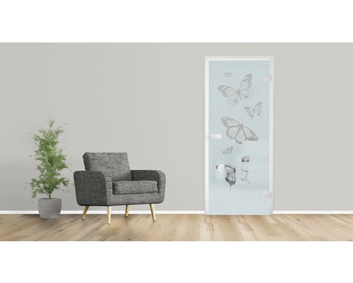 Raumansicht mit Glastür mit Schmetterlingsmotiv, Sessel und Topfpflanze.