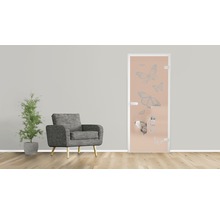 Porte intérieure en verre avec motif papillon dans une pièce lumineuse avec fauteuil et plante
