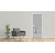 Scène avec une porte en verre à motif de papillons, un fauteuil et une plante d''intérieur.