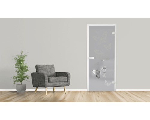 Szene mit einer Glastür mit Schmetterlingsmuster, einem Sessel und einer Zimmerpflanze.