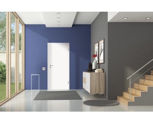 Heller Eingangsbereich mit weisser Tür, Kommode und Treppe