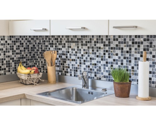 Évier de cuisine avec mosaïque, robinetterie et accessoires