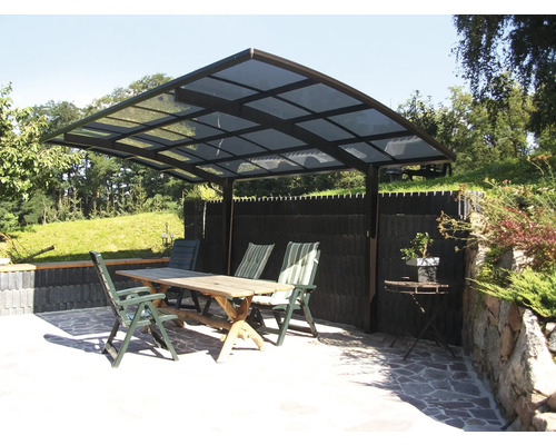 Terrasse avec toit de terrasse, table de jardin et chaises.