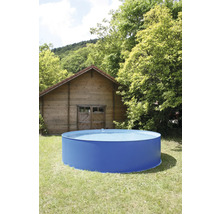 Rundes Gartenpool im Aussenbereich mit Holzhaus im Hintergrund