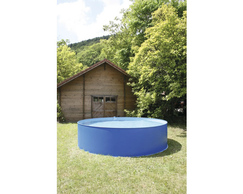 Rundes Gartenpool im Aussenbereich mit Holzhaus im Hintergrund