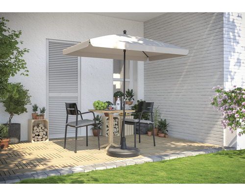Scène de terrasse avec parasol, table de jardin et chaises sur plancher en bois
