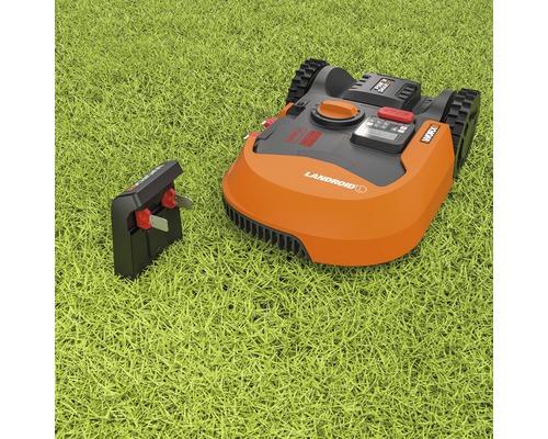 Robot tondeuse Worx Landroid avec station de charge sur pelouse
