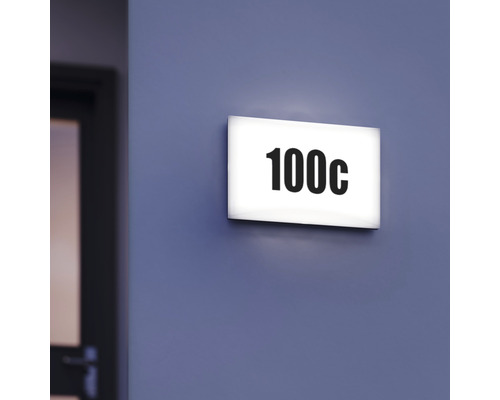 Panneau de porte lumineux avec le numéro 100c sur un mur