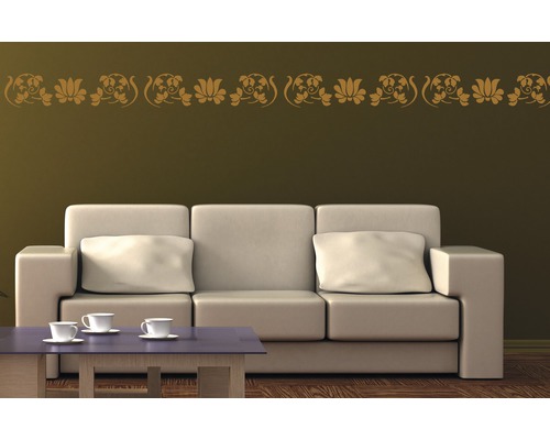 Wohnzimmer mit floralem Wandtattoo über Sofa