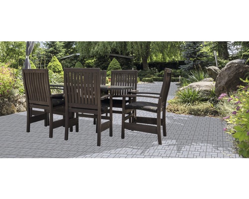 Scène de jardin avec table et chaises en bois sur une terrasse