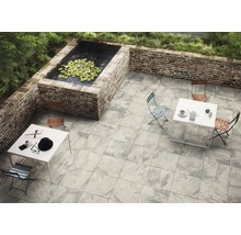 Terrasse mit Gartenteich und Outdoor-Möbeln auf Fliesenboden