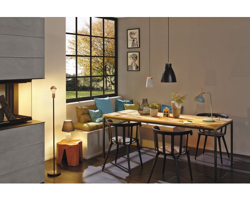 Heller Raum mit Esstisch, Stühlen, Pendelleuchten und großem Fenster