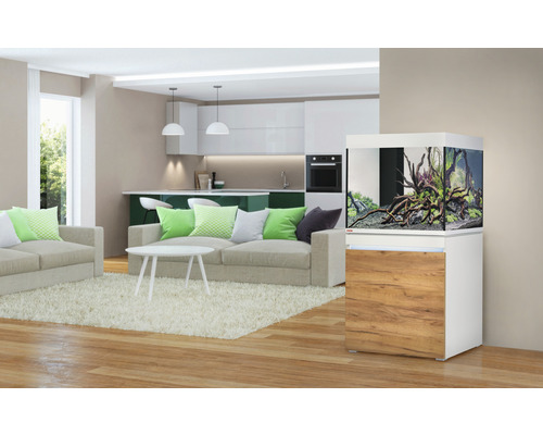 Wohnzimmer mit Aquarium auf Unterschrank