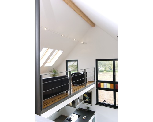 Innenansicht eines Hauses mit Wohnbereich auf einer Galerie und Küche im Erdgeschoss