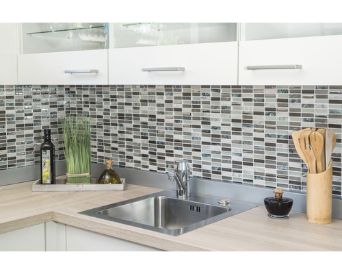 Küchenspüle mit Mosaikfliesen-Wand, Küchenutensilien und Dekoration