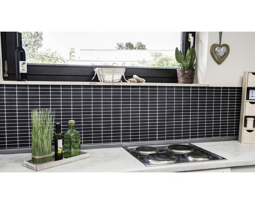 Scène de cuisine avec des carreaux noirs sur le mur