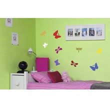 Chambre d''enfant avec stickers muraux de papillons et de libellules
