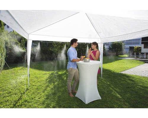 Szene mit einem Partyzelt mit Nebeldüsen, zwei Personen an einem Stehtisch im Garten.