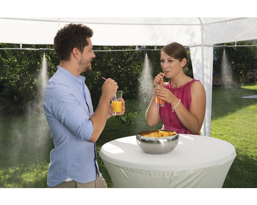 Szene mit zwei Personen unter einem Pavillon mit Nebeldüsen, die Getränke genießen und Snacks auf einem Stehtisch haben