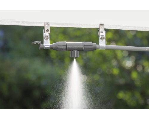 Bewässerungssystem mit Sprühdüse in Aktion