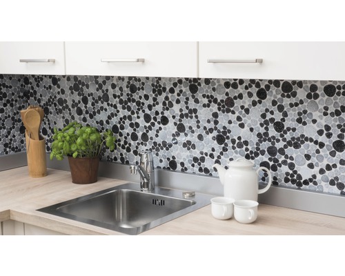 Küchenszene mit Spüle, Armatur und Mosaikfliesen