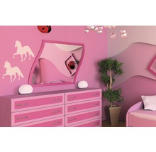 Chambre d''enfant rose avec commode, miroir, lampes et plante d''intérieur
