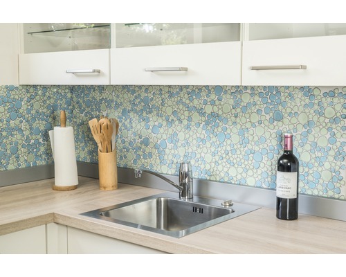 Küchenspüle mit Armatur, Spülbecken und Arbeitsfläche in einer hellen Küche