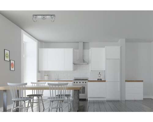 Heller Küchenbereich mit Esstisch, Stühlen, Küchenzeile und Deckenleuchte