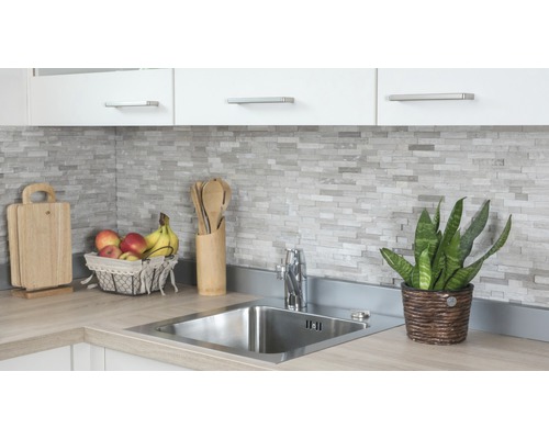 Küchenszene mit Spüle, Armatur, Arbeitsplatte, Küchenutensilien und Dekoration