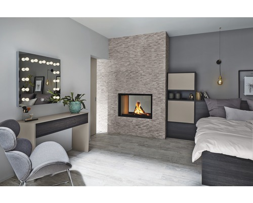 Helles Schlafzimmer mit Kamin, Bett und Frisiertisch mit Spiegel