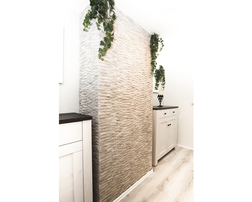 Raumgestaltung mit Wandverkleidung in Steinoptik und Dekorationselementen