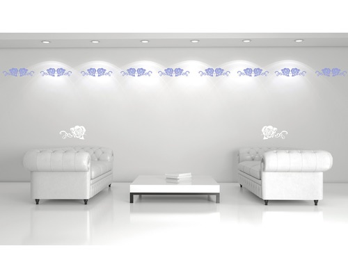 Wohnzimmer mit Wandbordüre und Rosen Wandtattoo über weißen Sofas