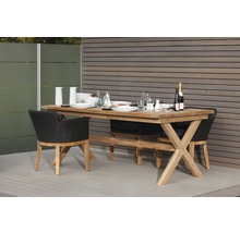 Gedeckter Gartentisch mit Stühlen auf einer Terrasse