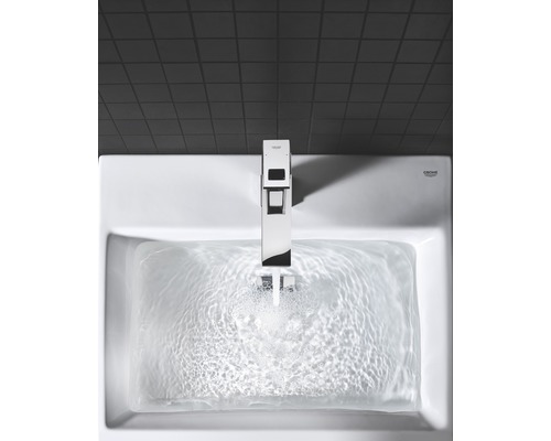 Waschbecken mit laufendem Wasserhahn der Marke Grohe